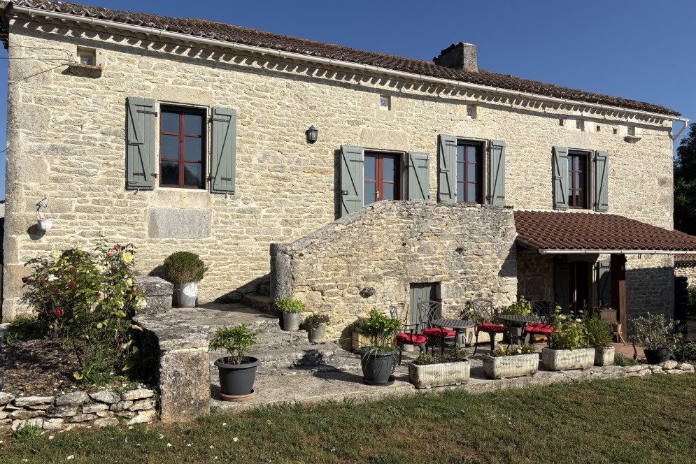 lagagites-front-of-house-Large (Custom)