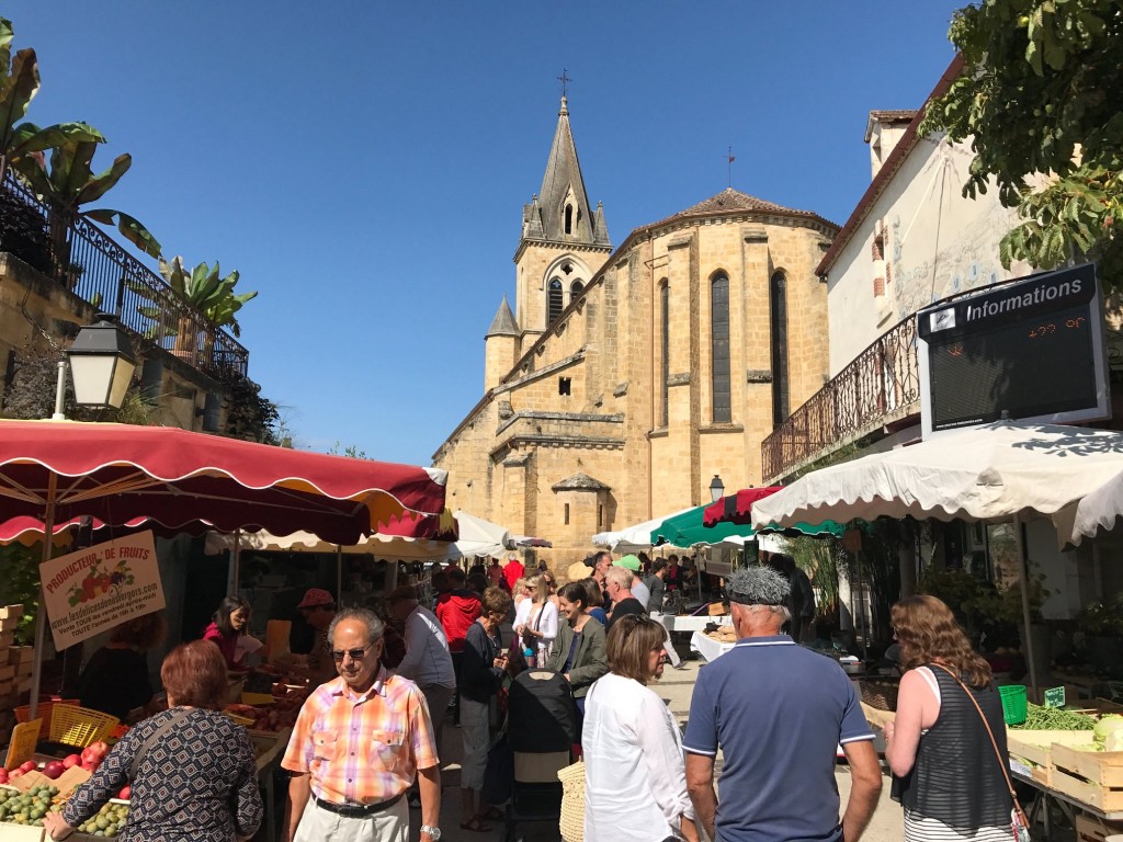 Prayssac market day every Friday morning all-year round.